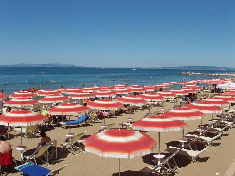 Ombrelloni in spiaggia a Follonica per una vacanza al mare sicura