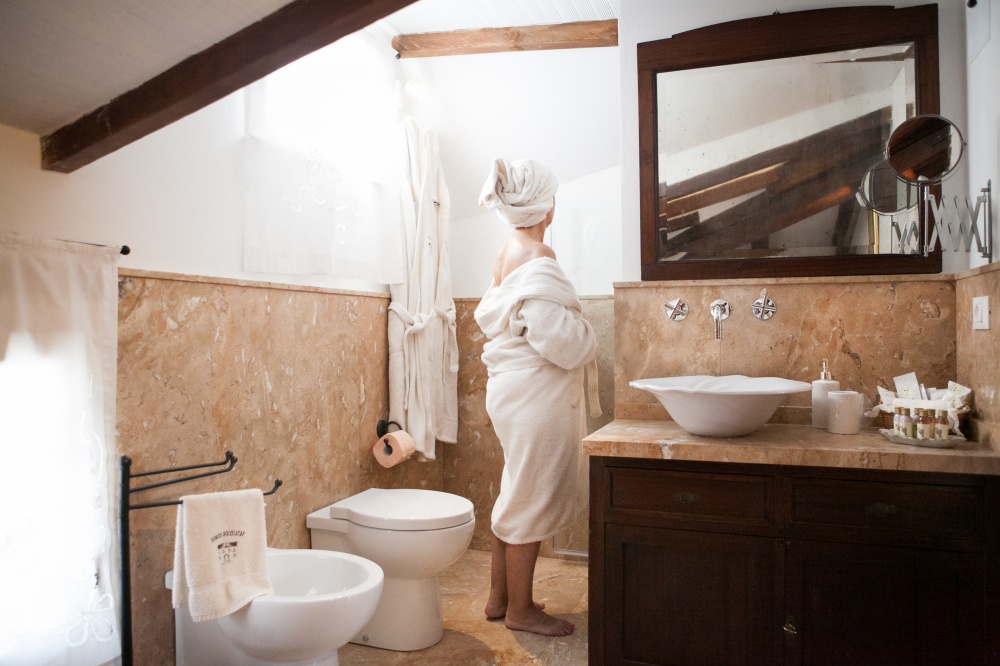 bagno in marmo nel loft residenza d'epoca a follonica al mare in Toscana