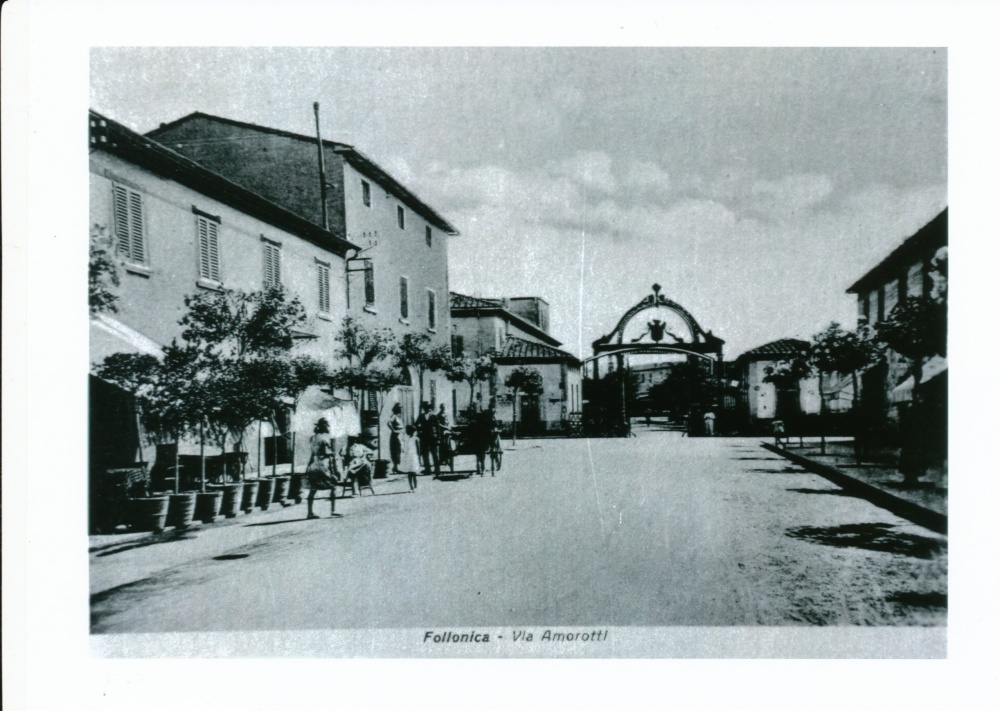 foto storica follonica, via amorotti, cancello stabilimenti ilva