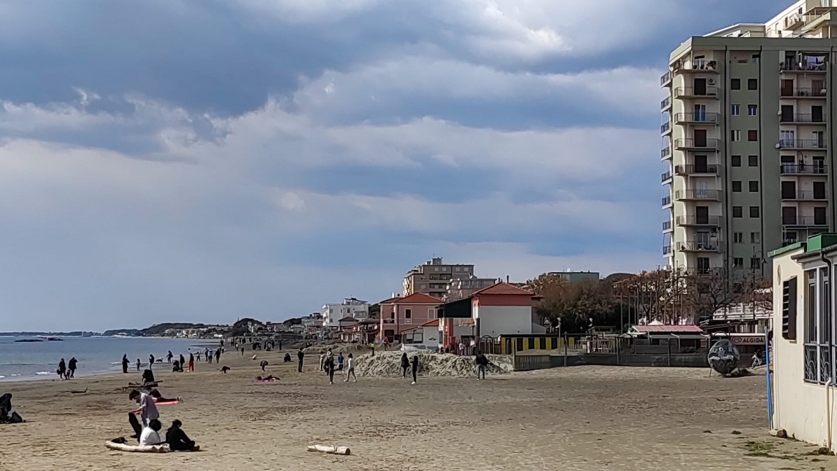 passeggiare-in-spiaggia-follonica-pasqua