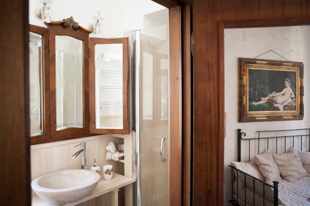 particolare del bagno in travertino della romantic suite, alloggio vacanze in toscana al mare