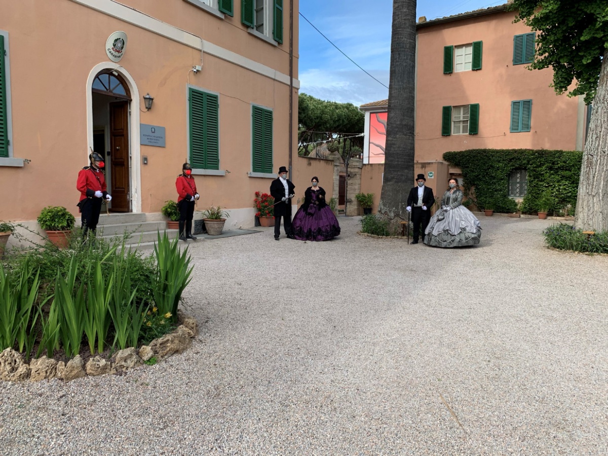 rappresentazione in costumi d'epoca in villa al mare toscana