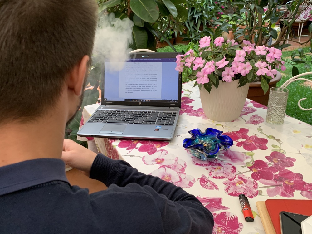 Soggiorno vacanza e lavoro a Follonica tra compurer e piante fiorite